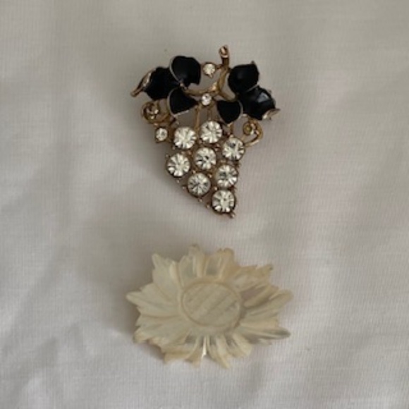 BUNDLE Opalescent White Shell Flower & Goldtone Black Enamel Rhinestone Brooches - Picture 6 of 9